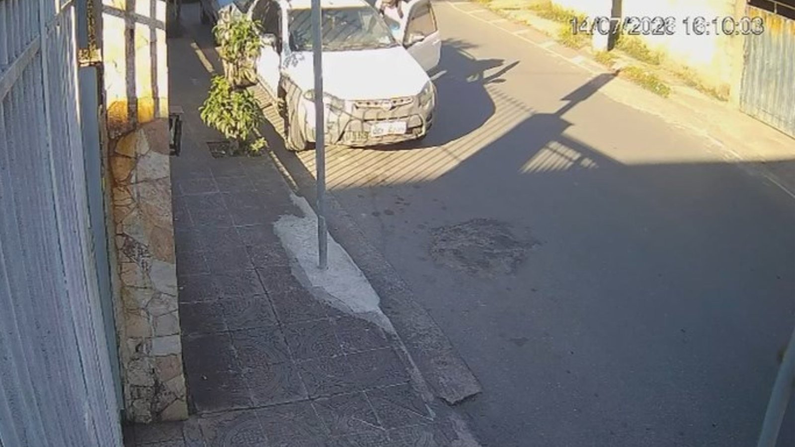VÍDEO: Ladrão levou menos de 9 segundos para furtar carro de padre em frente a convento em MG