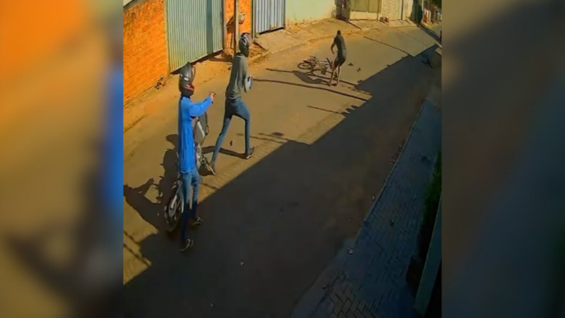 Homem de 28 anos é morto a tiros por dupla em moto em Guaraí; vídeo mostra ataque