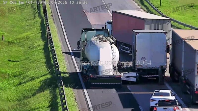 Carro fica prensado entre duas carretas e causa congestionamento em rodovia de Itatiba