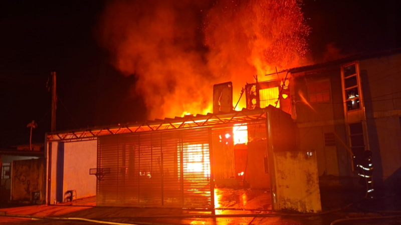 Briga de casal termina com duas casas incendiadas e família desalojada no interior de SP