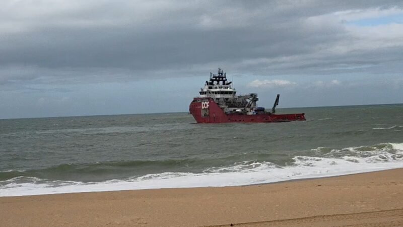 Empresa inicia nova etapa para retirar navio Skandi Amazonas encalhado em praia de Macaé