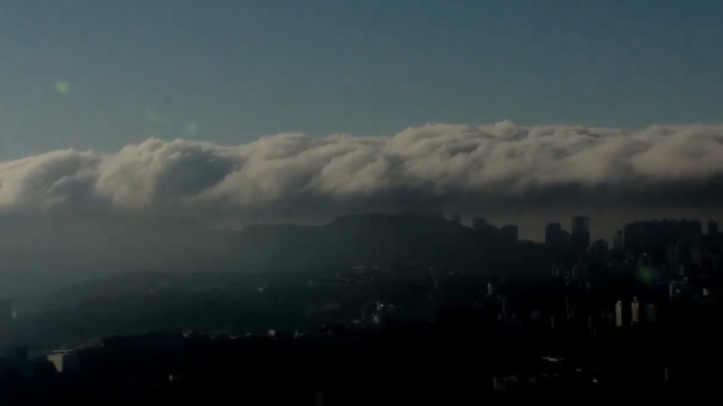 Vídeo mostra ‘cobertor’ de nuvens que se formou sobre a Serra do Curral, em BH