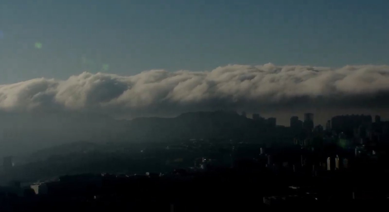 Vídeo mostra ‘cobertor’ de nuvens que se formou sobre a Serra do Curral, em BH