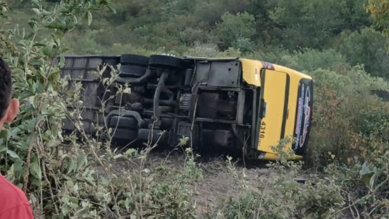 Ônibus com romeiros tomba e deixa  mortos e feridos no Ceará