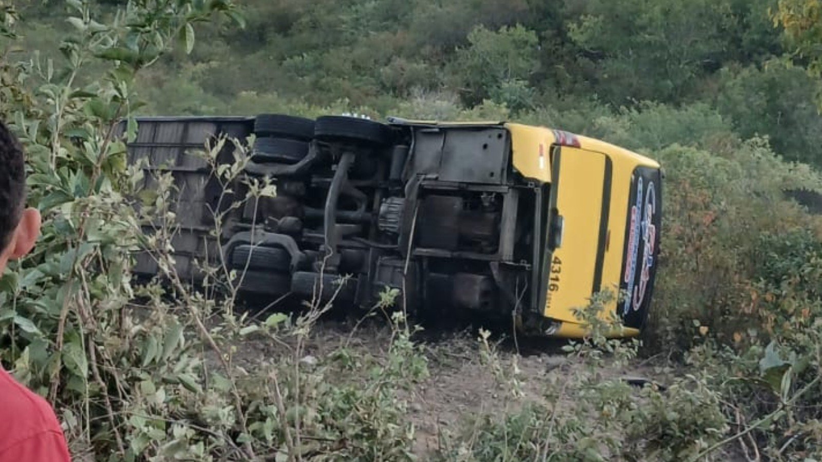 Ônibus com romeiros tomba e deixa  mortos e feridos no Ceará