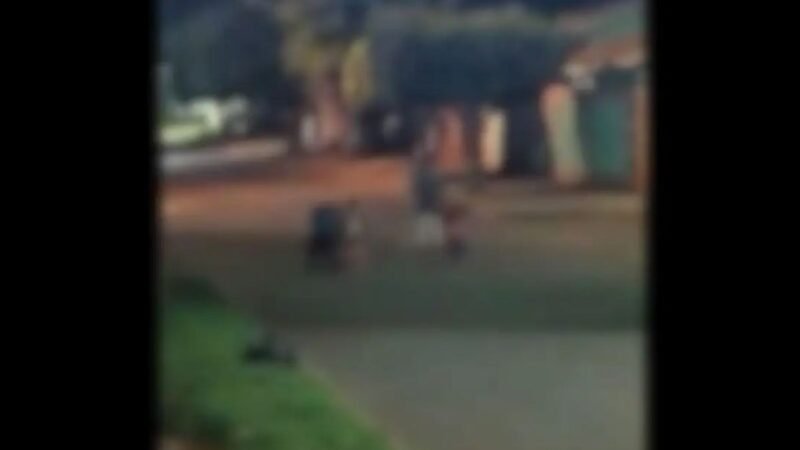 Vídeo mostra adolescente agredindo irmãos de 2 e 5 anos em MS; mãe é presa por abandono de incapaz