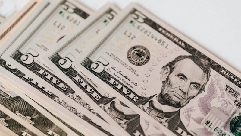 Dólar abre sessão desta sexta-feira, após tarifaço de Trump e com dados econômicos no radar