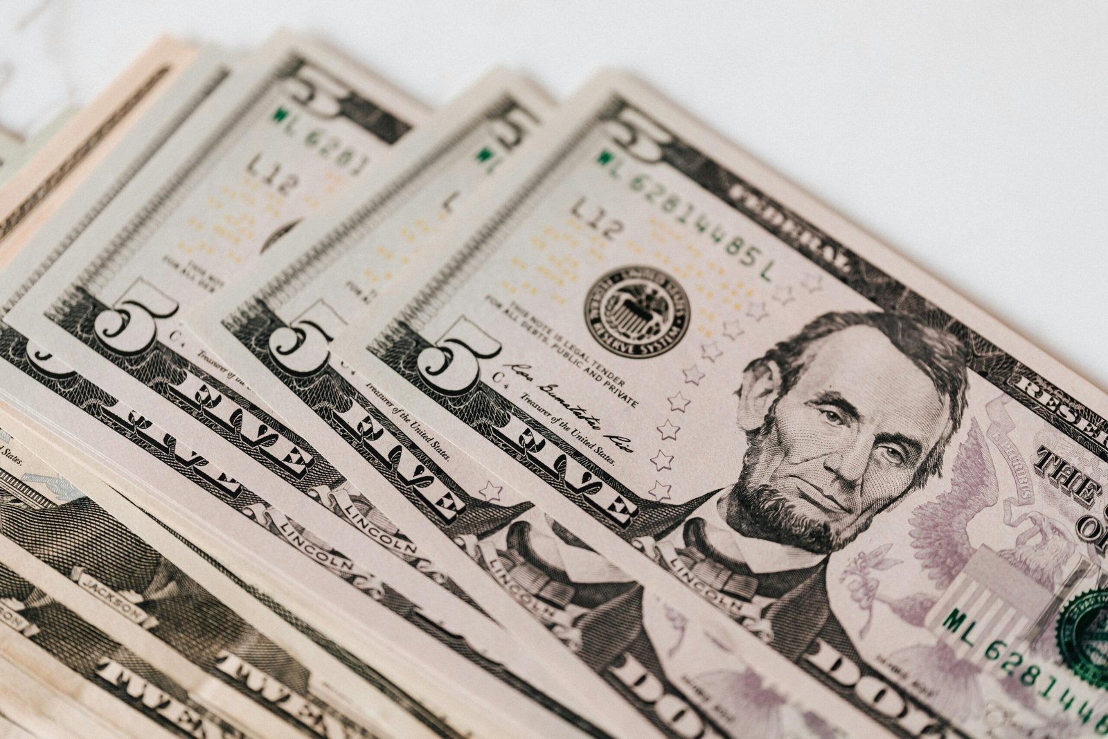 Dólar abre sessão desta sexta-feira, após tarifaço de Trump e com dados econômicos no radar