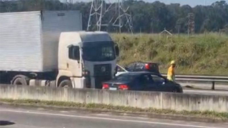 VÍDEO: Carreta arrasta carro por vários metros na Dutra, em São José dos Campos