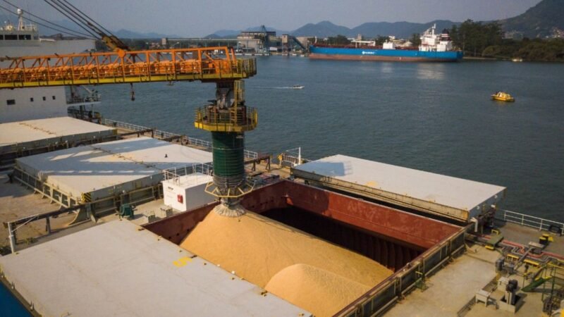 Porto de Santos firma acordo com complexo chinês para estudar transbordo de soja em alto-mar