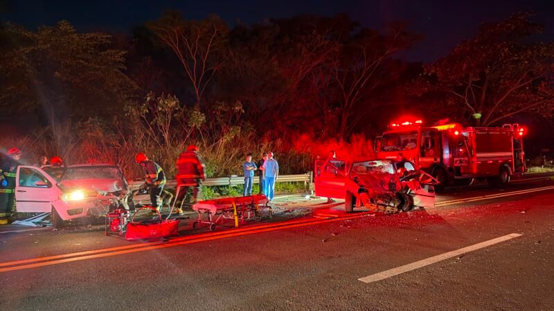 Batida frontal entre dois veículos deixa feridos em rodovia