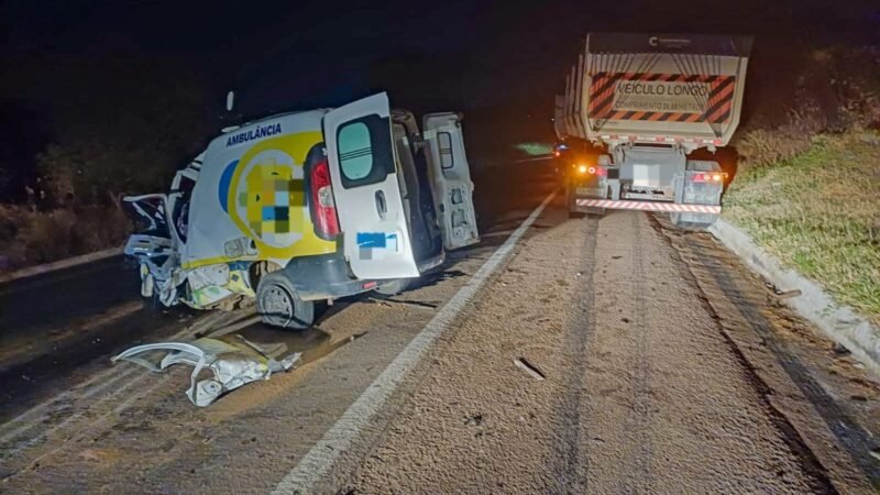 Batida entre ambulância e bitrem deixa três mortos na BR-316, em Ouricuri