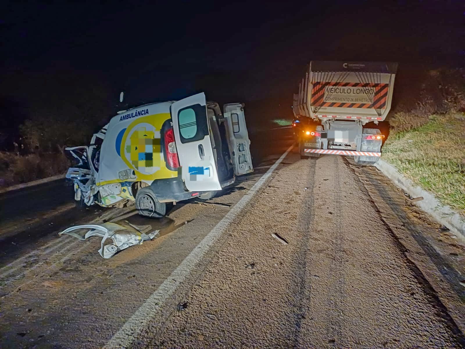Batida entre ambulância e bitrem deixa três mortos na BR-316, em Ouricuri