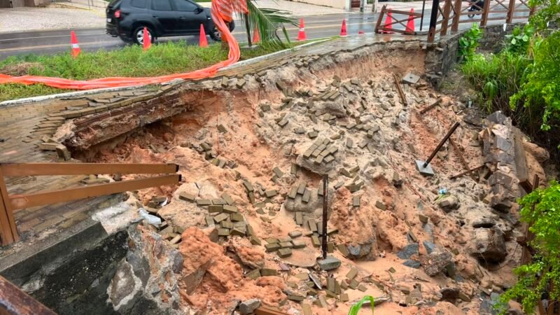 Trecho de calçadão desaba em Areia Preta e é interditado