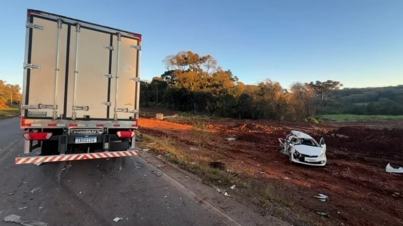 Motorista de 50 anos morre após carro bater de frente com caminhão em acidente na ERS-324, em Passo Fundo