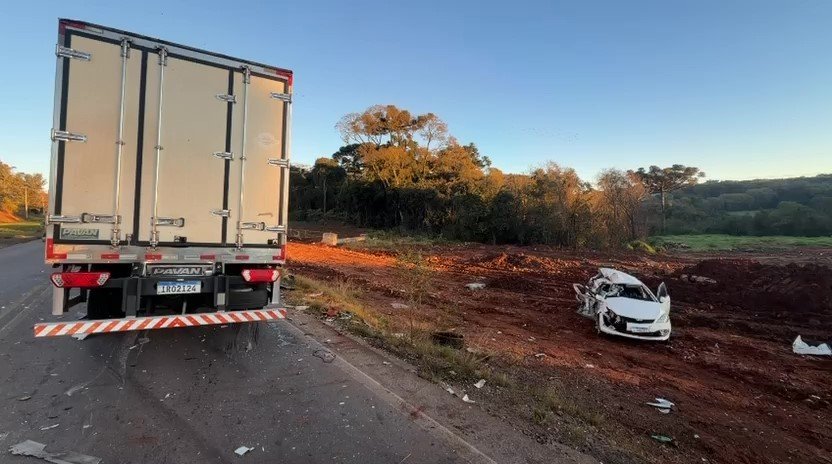 Motorista de 50 anos morre após carro bater de frente com caminhão em acidente na ERS-324, em Passo Fundo