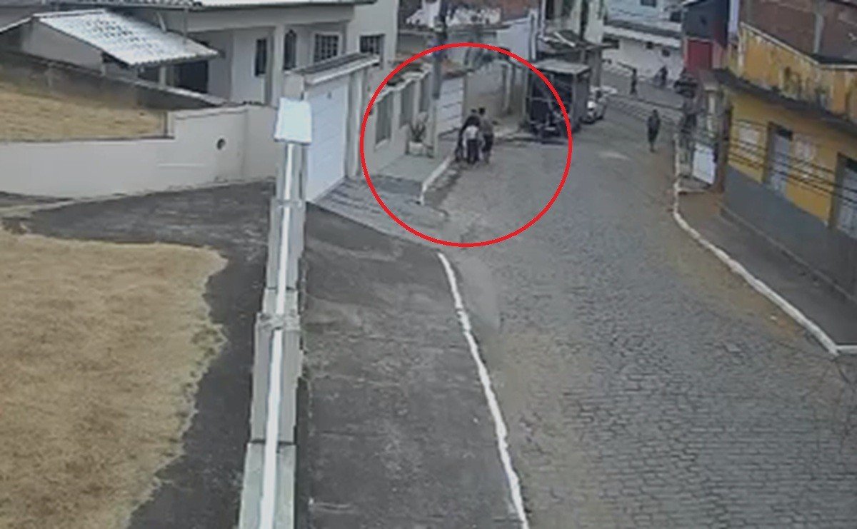 Homem ameaça matar criança de 10 anos em frente a escola em Itaperuna: ‘Disse que ia picá-la e jogá-la para os peixes’, relata delegado