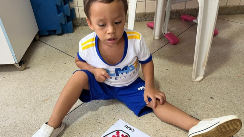 Escola onde Gustavo Veloso estudava faz ato em memória da criança encontrada morta na casa do pai
