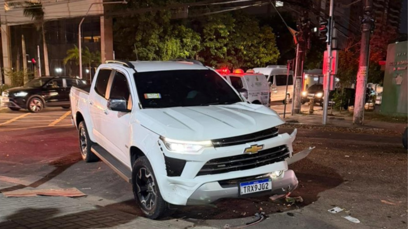 Caminhonete avança sinal vermelho e bate em motociclista que morre em Manaus; VÍDEO