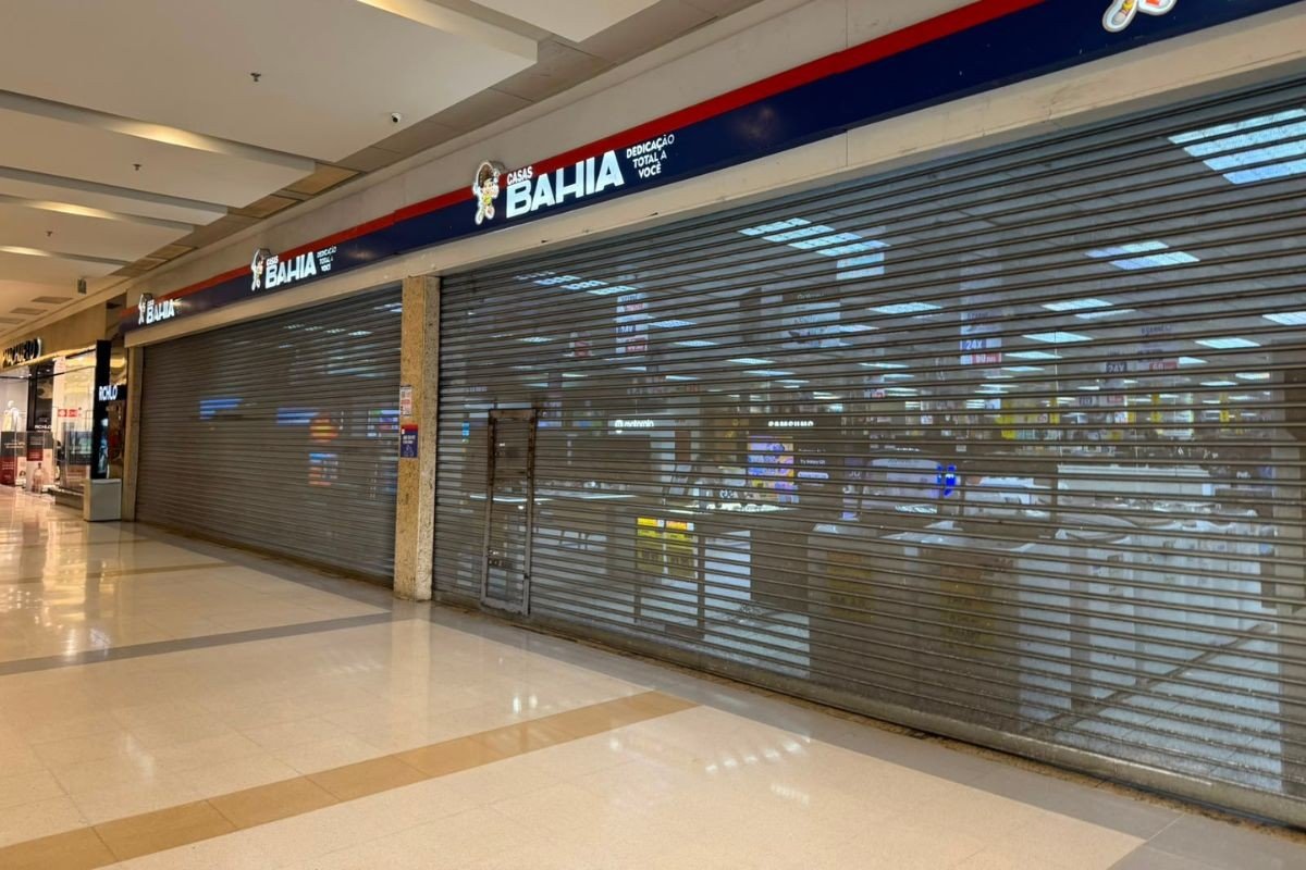 Casas Bahia demite 3 mil funcionários e fecha quase 300 lojas em agosto; entenda