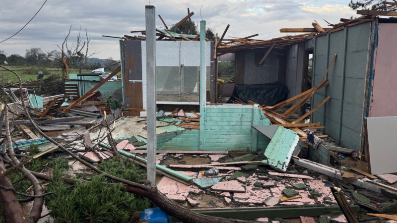 Ventos fortes causam estragos no Paraná; tornado é registrado no estado