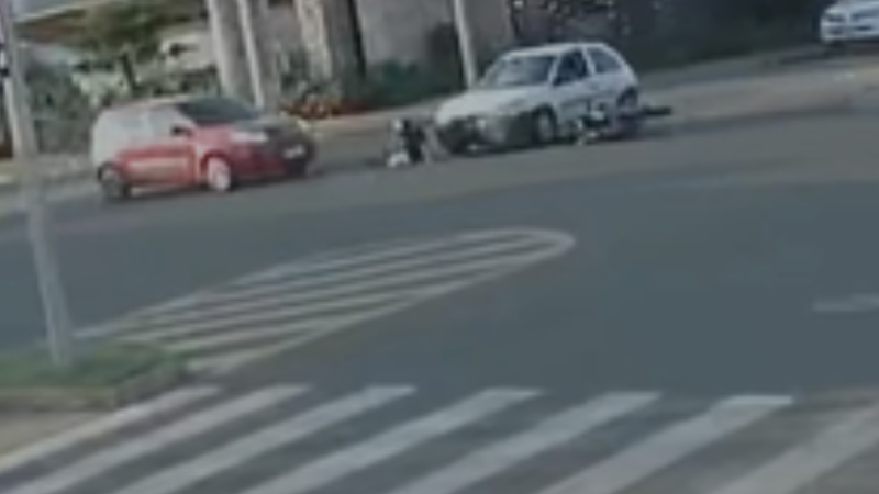 Vídeo mostra batida que matou motociclista entre dois carros em Campo Grande