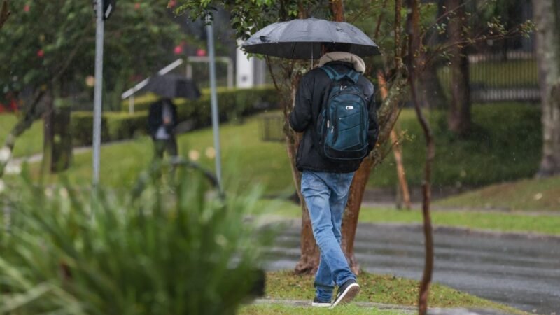 Frente fria muda o tempo no Paraná e traz chuvas e trovoadas; veja a previsão por região
