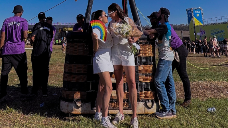 De amigas a noivas: psicólogas fazem ensaio pré-casamento no João Rock após romance nascer no festival