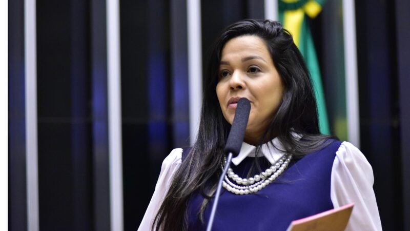 Priscila Costa renuncia a cargo de vereadora para assumir como deputada federal