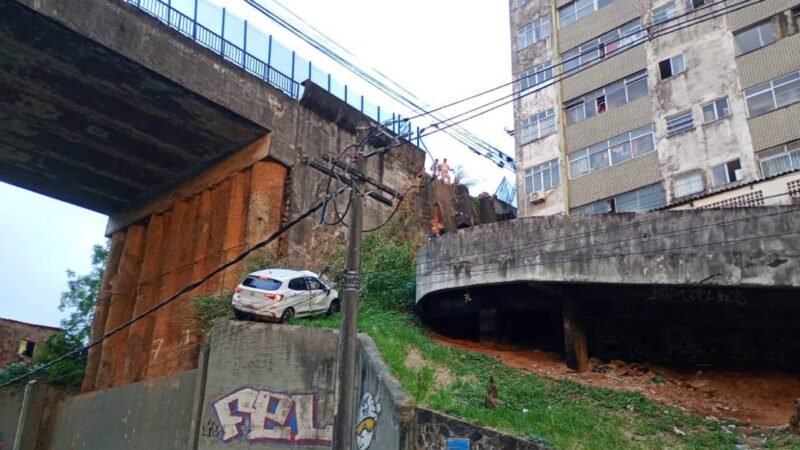 Carro derruba mureta e cai de viaduto em Salvador