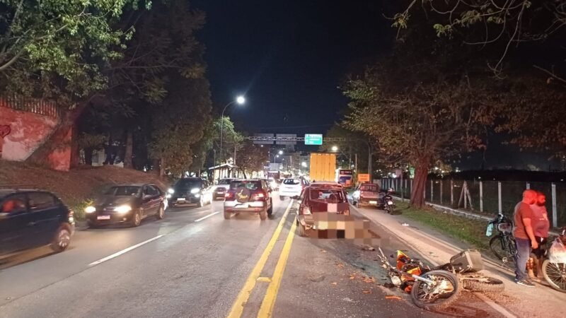 Acidente entre dois carros e moto deixa homem ferido na BR-393, em Volta Redonda