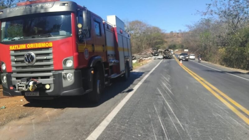 Pai, mãe e filho ficam feridos após tombamento de carreta na BR-251
