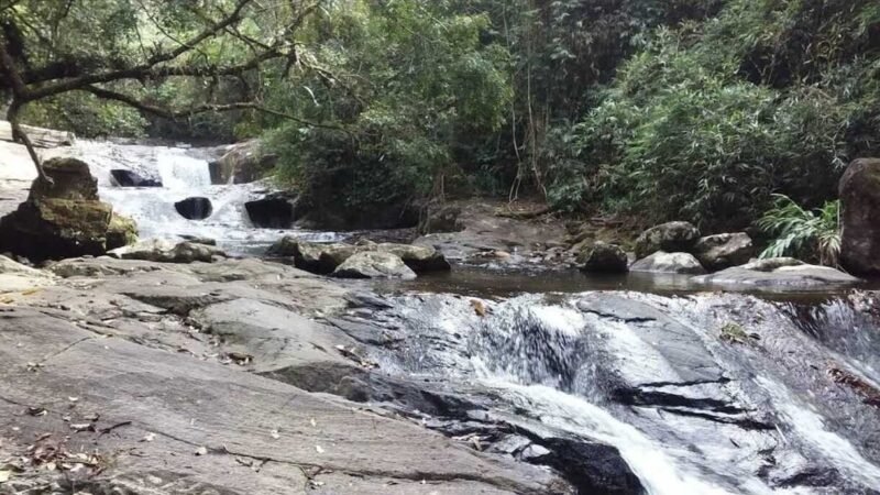 Jovem morre afogado em cachoeira de Penedo, em Itatiaia