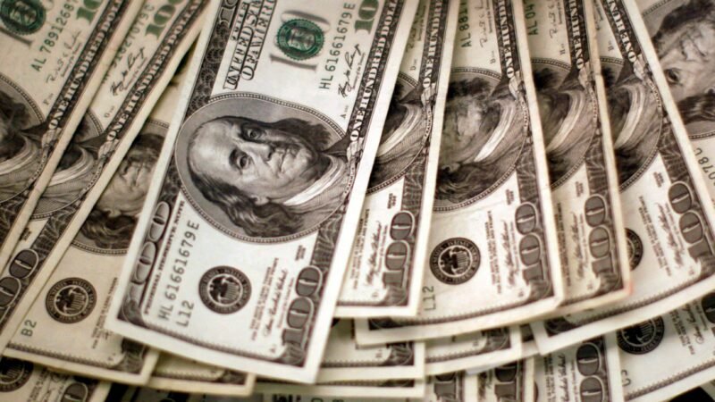 Dólar abre em alta, de olho em nova alta do petróleo após ataques entre EUA e Irã