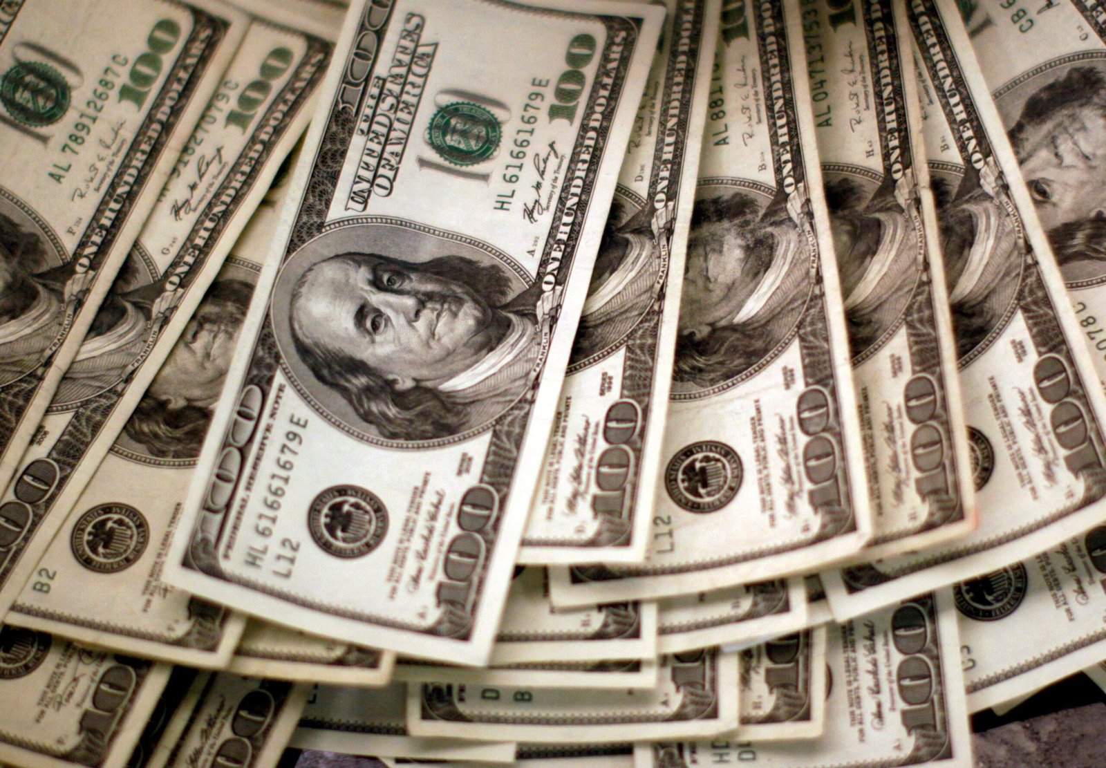 Dólar abre em alta, de olho em nova alta do petróleo após ataques entre EUA e Irã