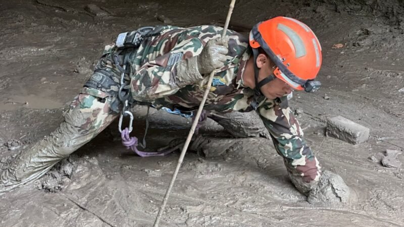 Água invadiu túnel e precisei correr por 20 minutos, diz trabalhador nepalês que sobreviveu à avalanche