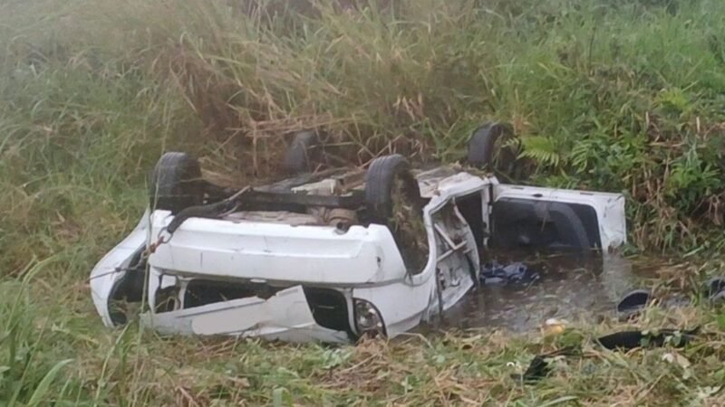 Passageiro morre após carro capotar na rodovia Rio-Santos, SP; acidente deixou outros 2 feridos