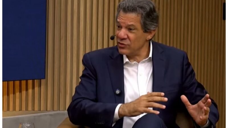 ‘Se o Flávio Bolsonaro for eleito, o Vorcaro não fica na cadeia. Eles vão combinar o que fazer com os R$ 40 bilhões que estão fora do Brasil’, diz Haddad em SP
