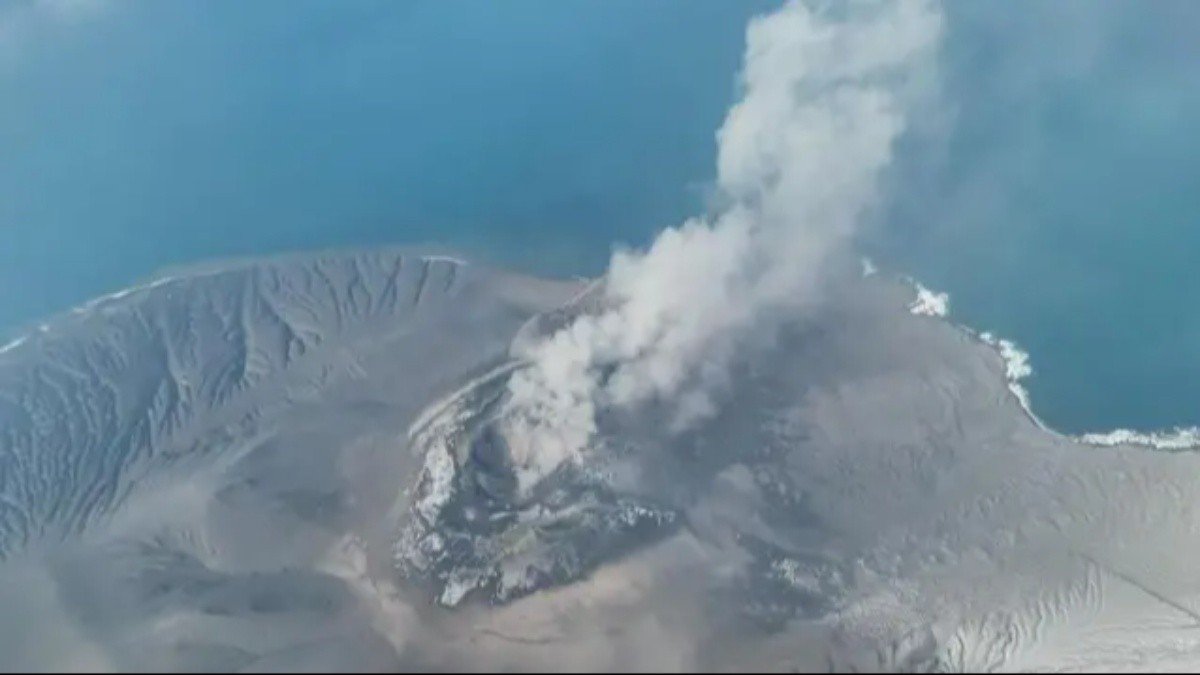 Vulcão ‘filhote do Krakatoa’ entra em erupção na Indonésia, afeta voos na Ásia e deixa 150 mil passageiros retidos