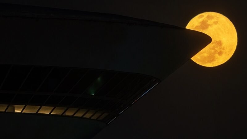 Lua cheia vira Pac-Man e parece ‘morder’ museu de Niemeyer em Niterói; veja foto