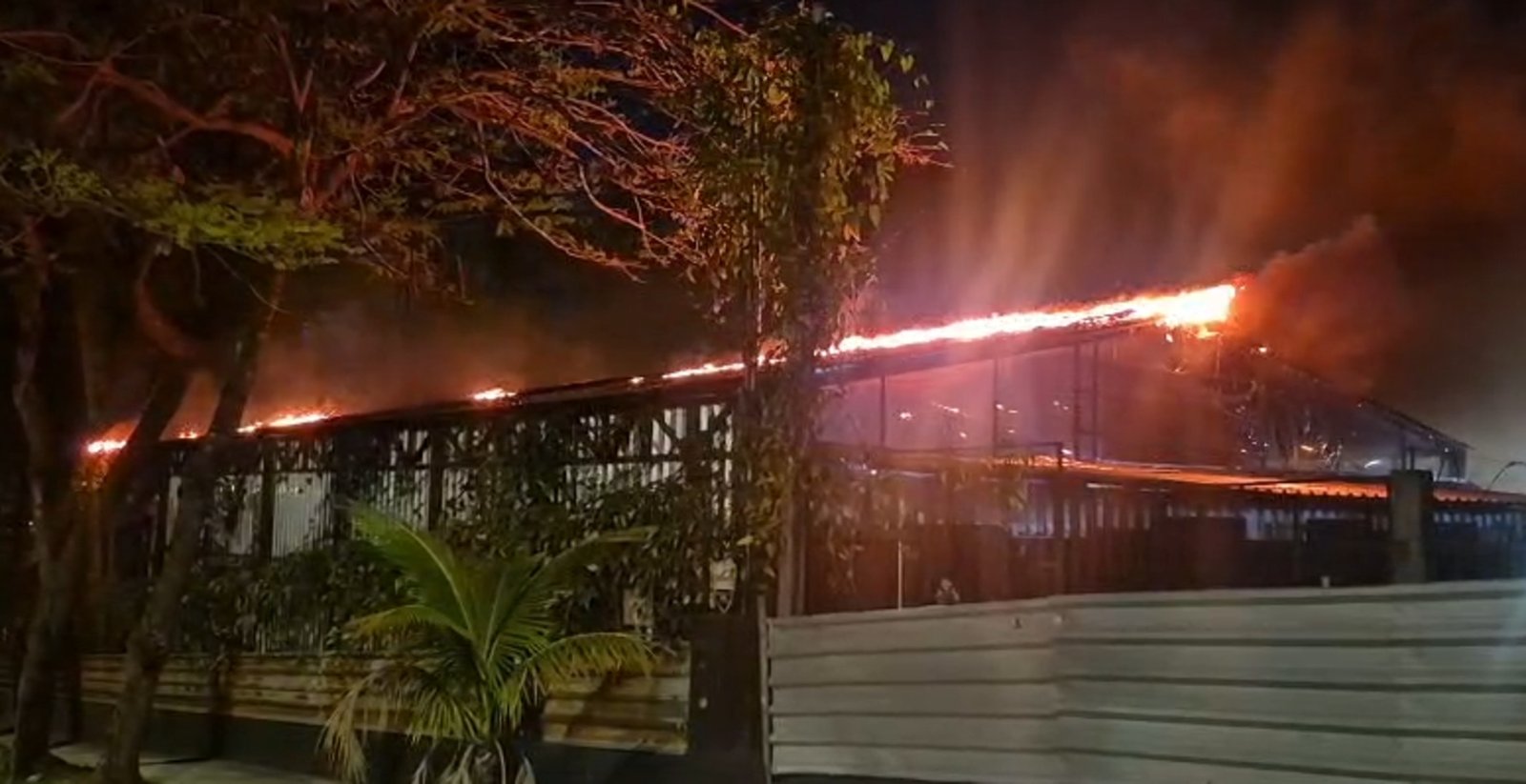VÍDEO: incêndio atinge bar na Pampulha, em BH