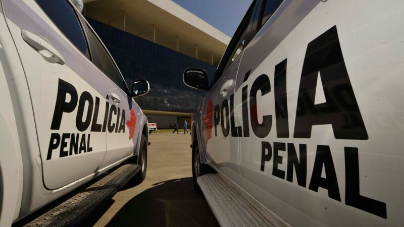 Justiça afasta policial penal suspeito de cobrar R$ 20 mil para manter preso em trabalho em MG