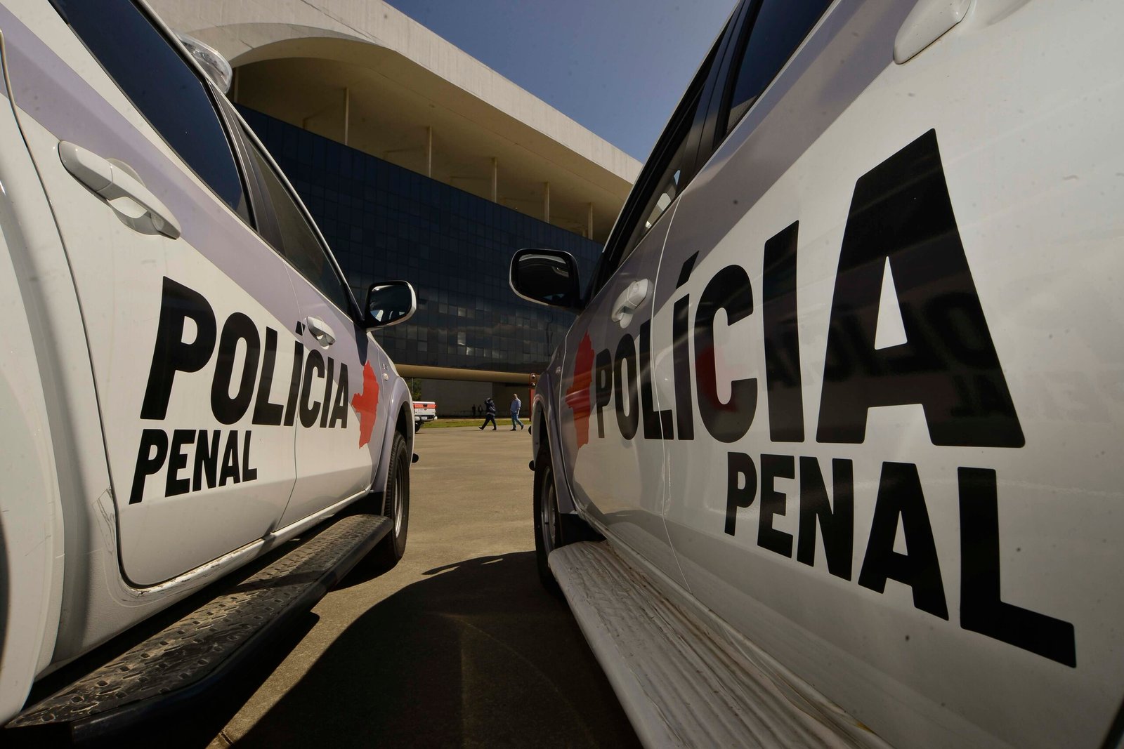 Justiça afasta policial penal suspeito de cobrar R$ 20 mil para manter preso em trabalho em MG