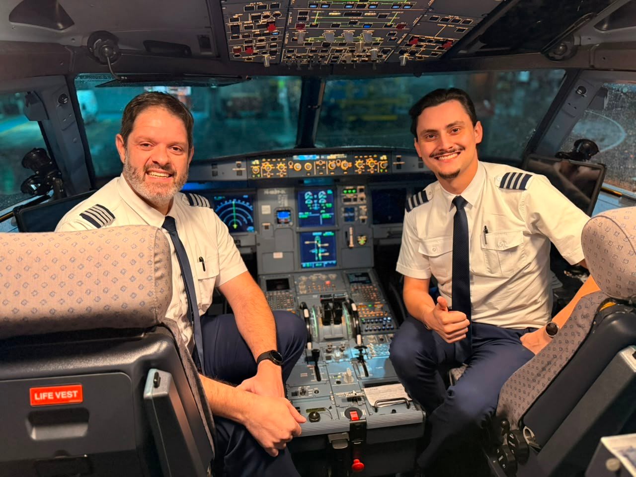 Irmãos pilotos comandam juntos voo comercial de SP a Buenos Aires pela 1ª vez no Dia do Irmão