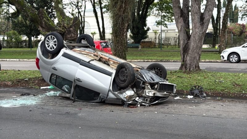 Carro capota e deixa um ferido na Avenida Cidade Jardim, em São José dos Campos