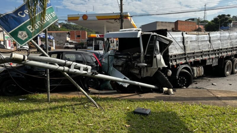 Caminhão desgovernado atinge carros e ônibus na Avenida Laranjeiras em Limeira