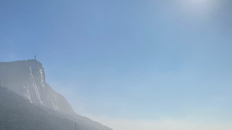 Rio amanhece com nevoeiro, mas deve ter sábado de sol forte