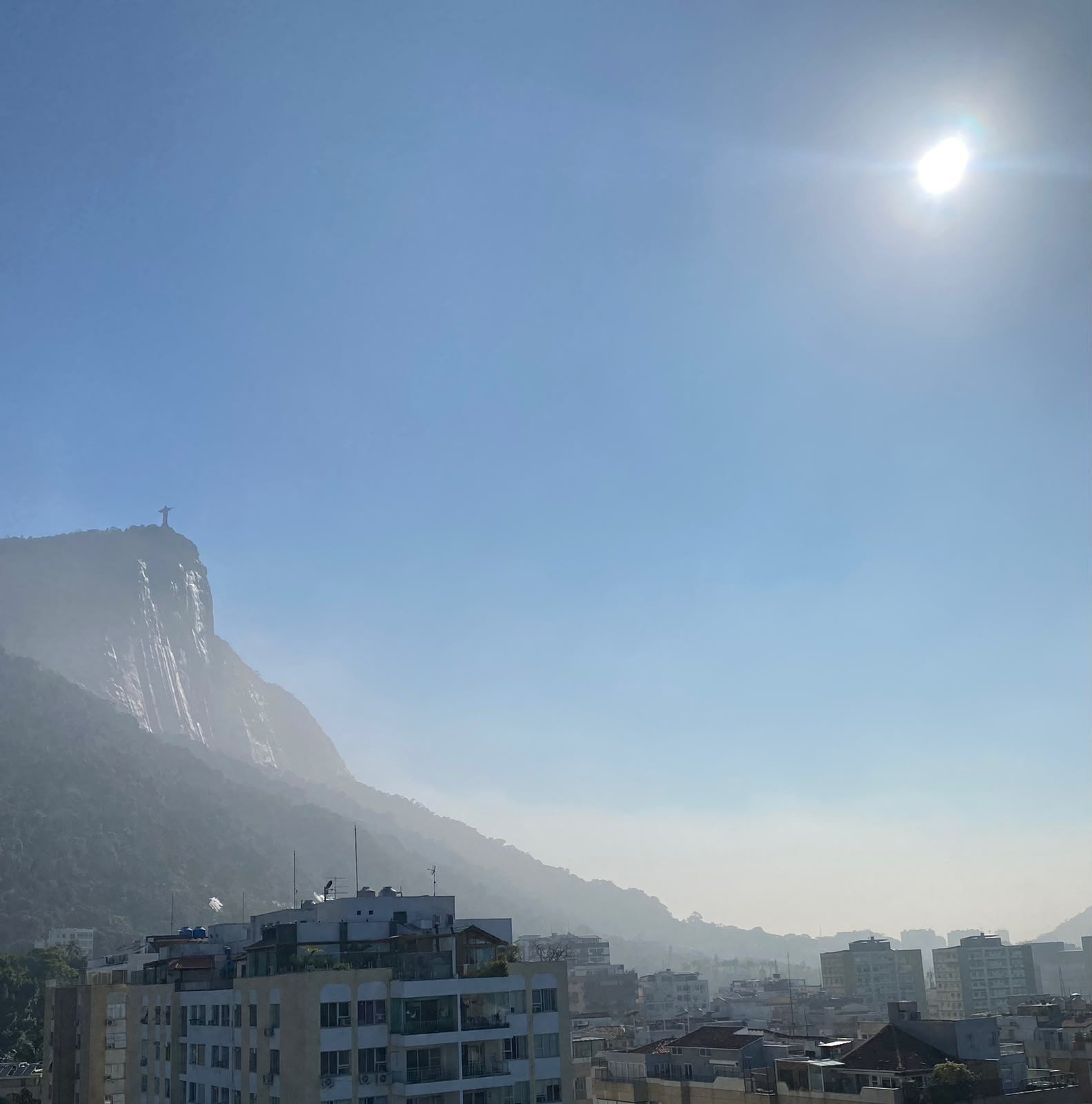 Rio amanhece com nevoeiro, mas deve ter sábado de sol forte