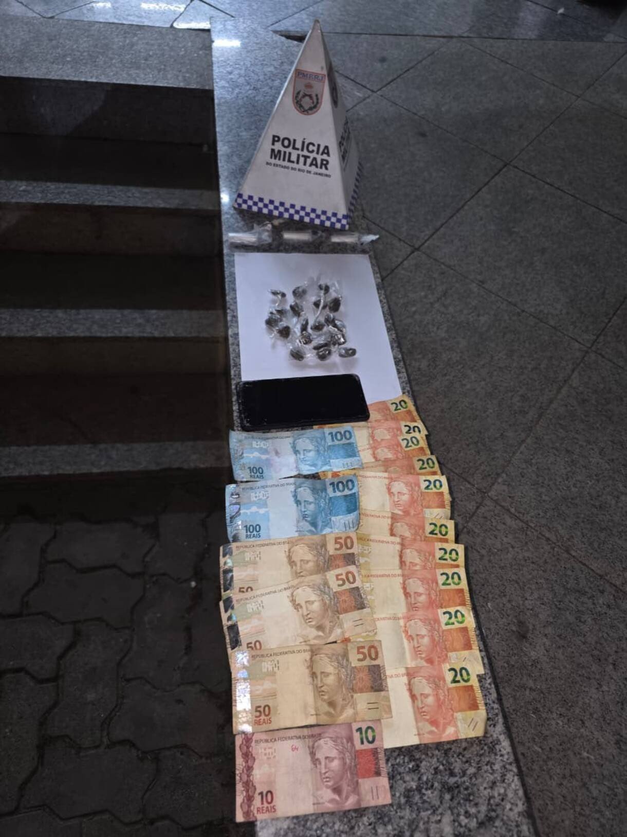 Homem é preso e adolescente é apreendido com drogas e dinheiro em Três Rios
