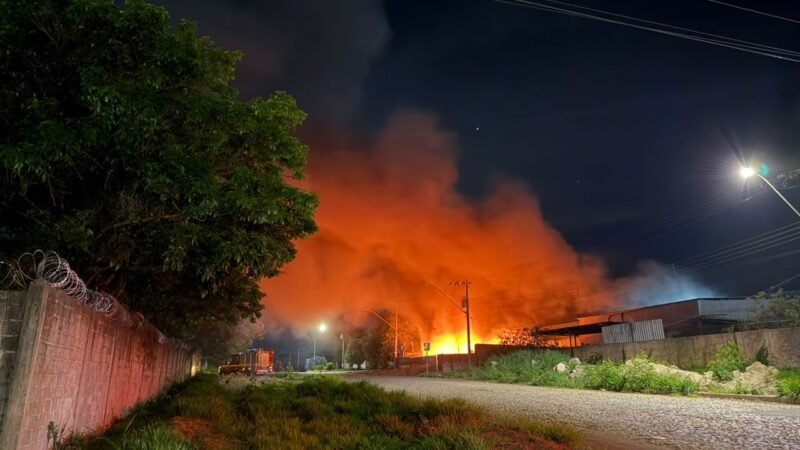 VÍDEO: Incêndio de grandes proporções em distribuidora de borracha assusta moradores em Divinópolis
